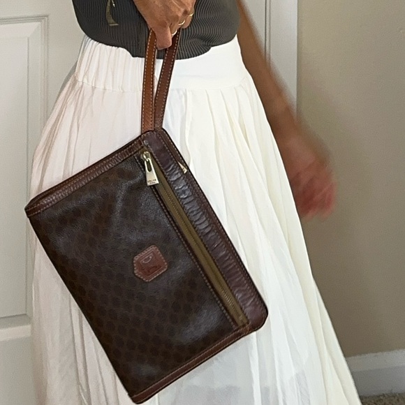 Celine Triomphe Vintage leather clutch bag
Good condition
Brown, Leather - Picture 14 of 14